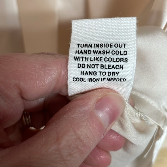 Mine size large ivory color satin sleeveless blouse - Picture 5 of 6